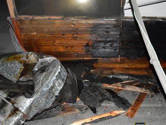 K požáru střechy pekárny v Novém Hrozenkově vyjelo pět jednotek hasičů