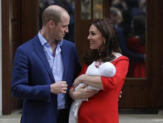 Princ William odviezol manželku Kate a novorodeného syna domov