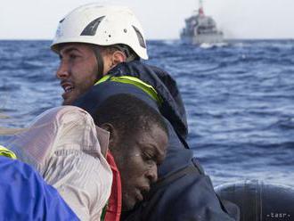 Pri brehoch Alžírska sa utopilo najmenej 15 migrantov