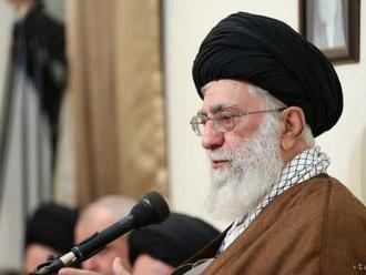 Chameneí: USA tlačia Saudskú Arábiu do vojny s Iránom
