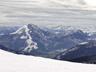 Vo švajčiarskych Alpách zahynuli štyria turisti, piati bojujú o život