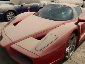 Proč v Dubaji nechávají na ulicích chátrat auta za miliony? Je to jinak, než se říká