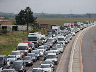 Nehody medzi Sencom a Bratislavou upchali diaľnicu D1