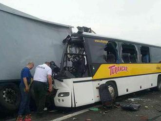 Po pondelkovej nehode autobusu a kamióna je v nemocniciach päť zranených