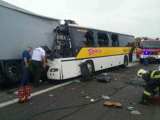 Tragédia na R1: Zrážka autobusu s nákladným autom má obete