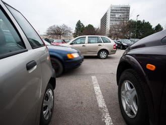 Chaos v parkovaní pokračuje, poslanci o návrhu nerokovali