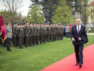 FOTO Prezident odovzdal bojové zástavy vojenským útvarom z Nitry a Seredi