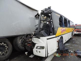 Polícia žiada svedkov o pomoc: Pomôžte objasniť tragickú nehodu autobusu na R1