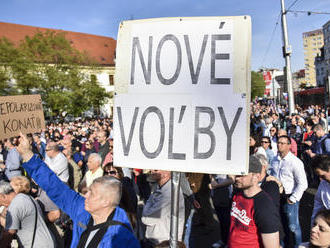 Ďalší veľký protest v Bratislave: FOTO Tisíce nespokojných ľudí volali po predčasných voľbách