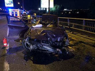 Tragická nehoda v Bratislave: Mladík   bez vodičáku sa zabil na BMW, odstrašujúce FOTO