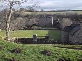 Správca hradu zakázal turistom vstup do pivnice: Číhalo na nich zúrivé nebezpečenstvo