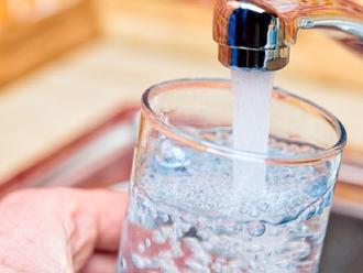 Je zdravšia tvrdá alebo mäkká? Hygienici prezradili, čo obsahuje pitná voda z vodovodu