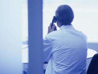 Pozor na „lekárov“, ktorí sa telefonicky snažia získať peniaze od dôchodcov