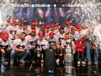 Foto: Hokejisti Banskej Bystrice oslávili s fanúšikmi víťazstvo v Tipsport lige