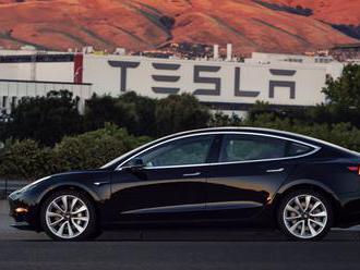 Tesla Model 3 dostáva dvojmotorovú verziu, výkonnejšia zvládne stovku za 3.5 s