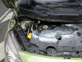 Hasiči ze smíchovské stanice zlikvidovali tlakovou vodou požár v motorové části osobního automobilu…