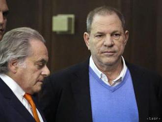 Amerického producenta H. Weinsteina formálne obvinili zo znásilnenia