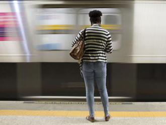 Duchaprítomná praktikantka prispela k záchrane turistu z Číny v metre