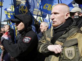 Ukrajinskí nacionalisti obliali ruského predstaviteľa tekutinou