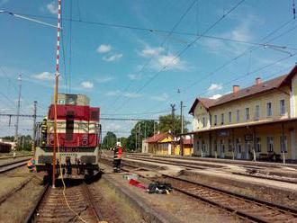 V Tršnicích na železničním nádraží je zcela zastavena vlaková doprava kvůli požáru v motorové části…