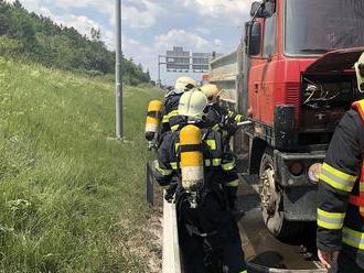 Jednotka pražských hasičů zasahovala u požáru nákladního automobilu v ulici Brněnská v Praze 11.…