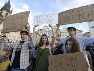 Další protest proti Babišovi v centru Prahy. Tentokrát němý