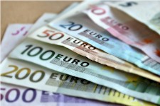 Dolar, euro. Osekávání pokračuje