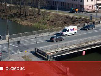Most v Komenského ulici je uzavřen, křižovatky hlídali policisté