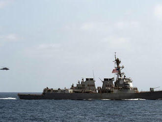Americké vojenské lode preplávali okolo sporných čínskych ostrovov