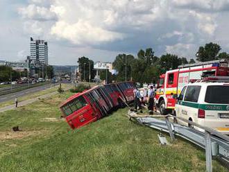V Bratislave sa zrazil autobus MHD s autom, zranilo sa najmenej osem cestujúcich