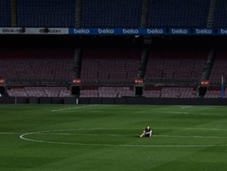 FOTO: Iniesta sedel v strede ihriska o jednej v noci. Sám a potme