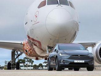 Tesla X má Guinnessov rekord. Potiahla Boeing 787-9 Dreamliner