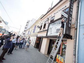 Zo známej ulice v Bratislave odstránia nelegálnu reklamu