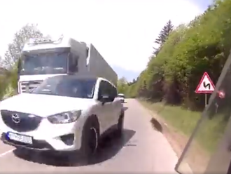 Extrémny manéver: VIDEO Motorkára delili centimetre, spoza kamióna sa naňho vyrútila veľká mazda