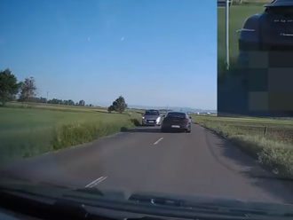 Odstrašujúce VIDEO polície: Vodič na porsche riskuje život, milimetre od zrážky v protismere