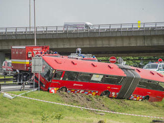 Nehoda autobusu pod Prístavným mostom v Bratislave: osem zranených, medzi nimi aj deti