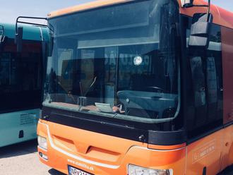 Hanebný útok vandalov v Nitre: Rozbili čelné sklá na dvadsiatich autobusoch