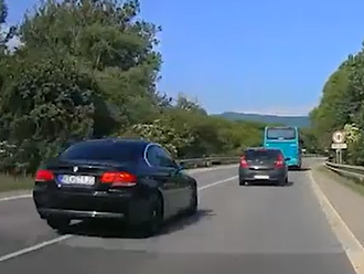 Po tragických nehodách v protismere ďalší hazardér: VIDEO vodiča na BMW, ktorý riskuje životy