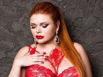 Trapas ruskej modelky: Na červenom koberci skončila len v gaťkách!