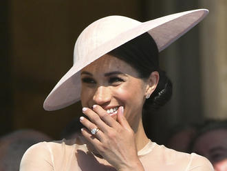 Debut vojvodkyne Meghan: Nenápadné dotyky a chichot!