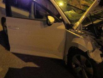Foto: Vodič VW Passat prešiel do protismeru a zrazil sa so Superbom, nafúkal 1,4 promile