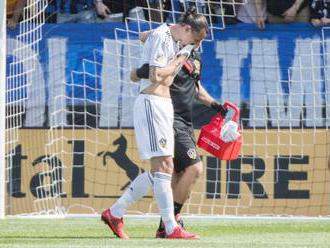Video: Zlatan Ibrahimovič neudržal nervy na uzde, rozhodca ho po zhliadnutí videozáznamu vylúčil