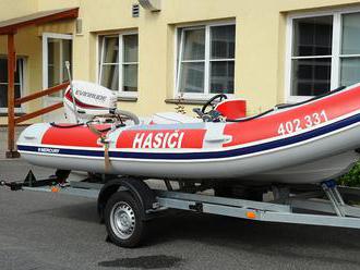 Jednotka hasičů z Radotína v Praze převzala nový člun pro zásahy na vodě
