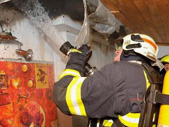 Požár se z koupelny rozšířil do podkroví domu v Praze 10, zasahovaly tři jednotky