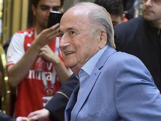 Potrestaný expředseda Blatter přicestoval na fotbalový šampionát