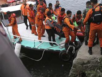 Indonézske úrady zvýšili počet nezvestných po potopení trajektu na 166