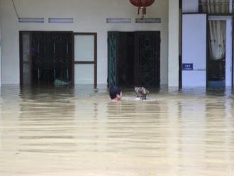 Pri záplavách a zosuvoch pôdy vo Vietname zahynulo sedem ľudí