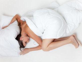 Ako prežiť teplé noci a zachovať si pokojný spánok aj bez klimatizácie?