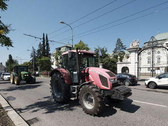 Farmári na traktoroch sú pred Úradom vlády