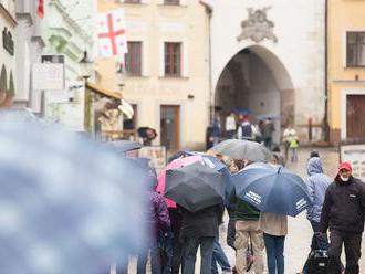 Slovensko zasiahnu lejaky, meteorológovia nevylučujú zatápanie pivníc či podchodov